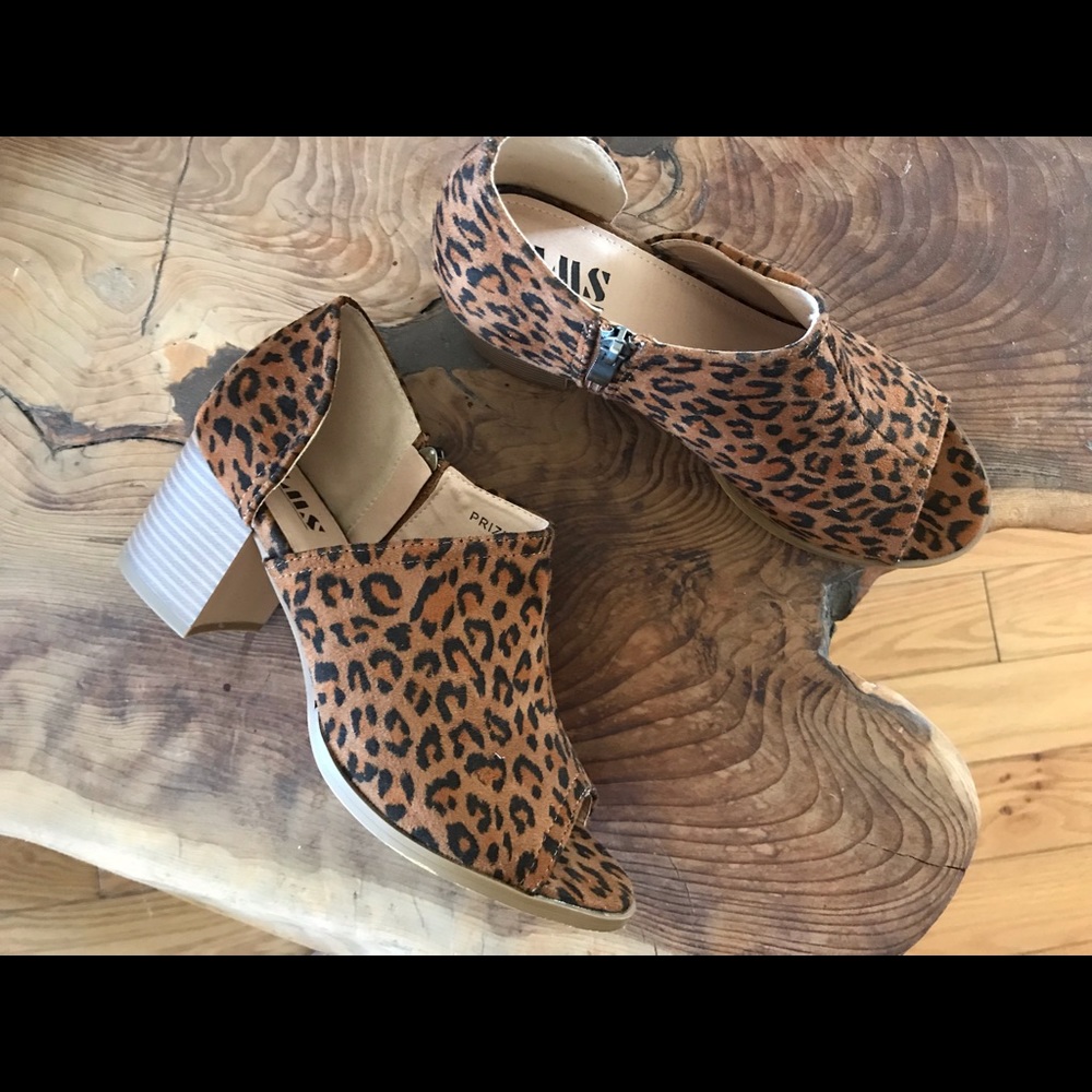 Block heel cut-out booties EUC